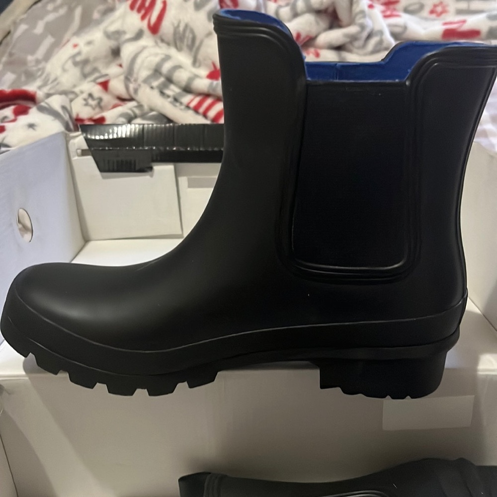 Nine West men’s 6 rain boots never worn